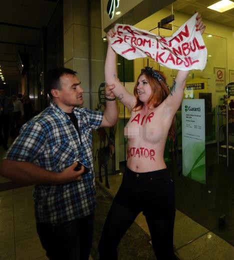 FEMEN YES, BABAKAN'I PROTESTO ETMEK N HAVAALANINDA SOYUNDU!